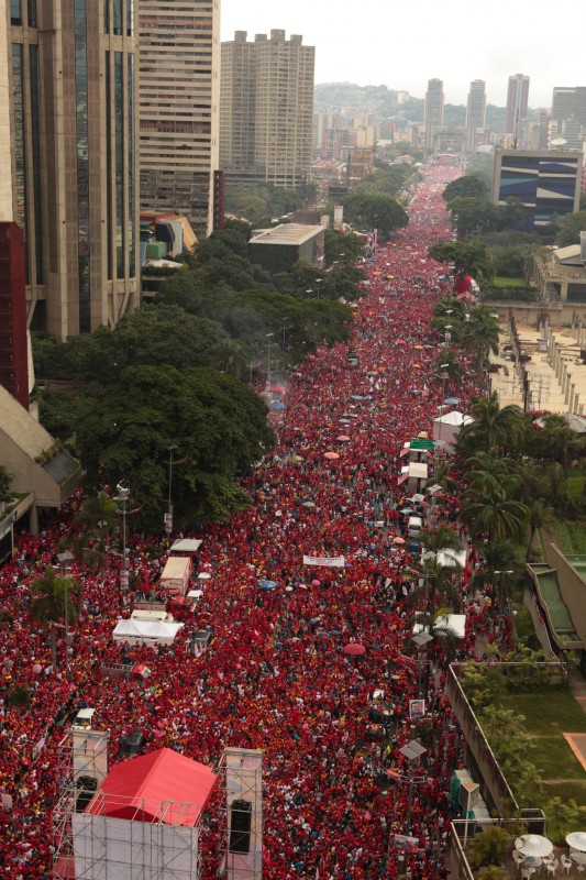 Imagen del histórico cierre de campaña de Hugo Chávez en la Av. Bolívar de Caracas, el 04 de octubre de 2012.